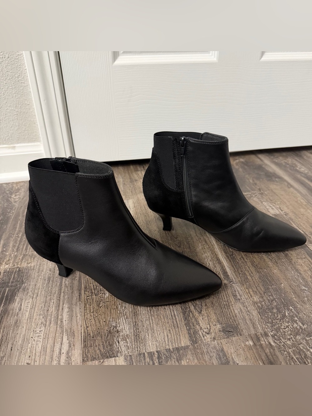 Clarks Collection Women’s Black Pointed Toe Zip Ankle Bootie Size 8W